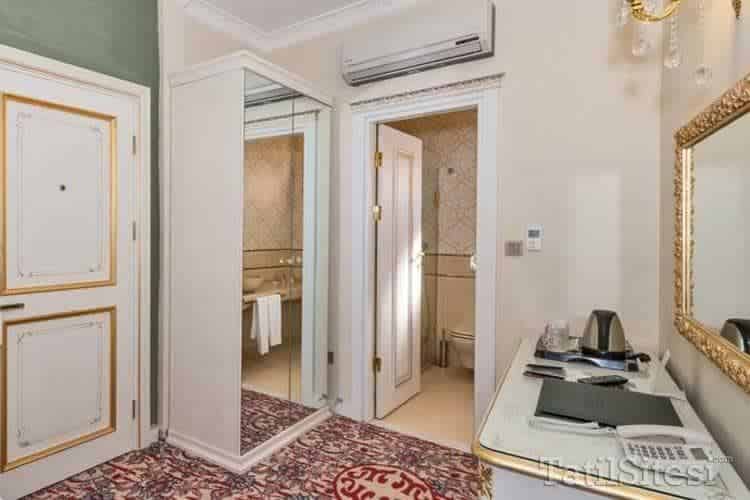 By Murat Crown Hotel